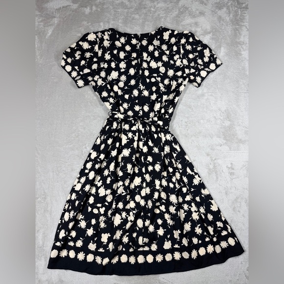 Ann Taylor Factory Black Cream Floral A line Short Sleeve Surplice Dress Size 2 - Picture 12 of 16